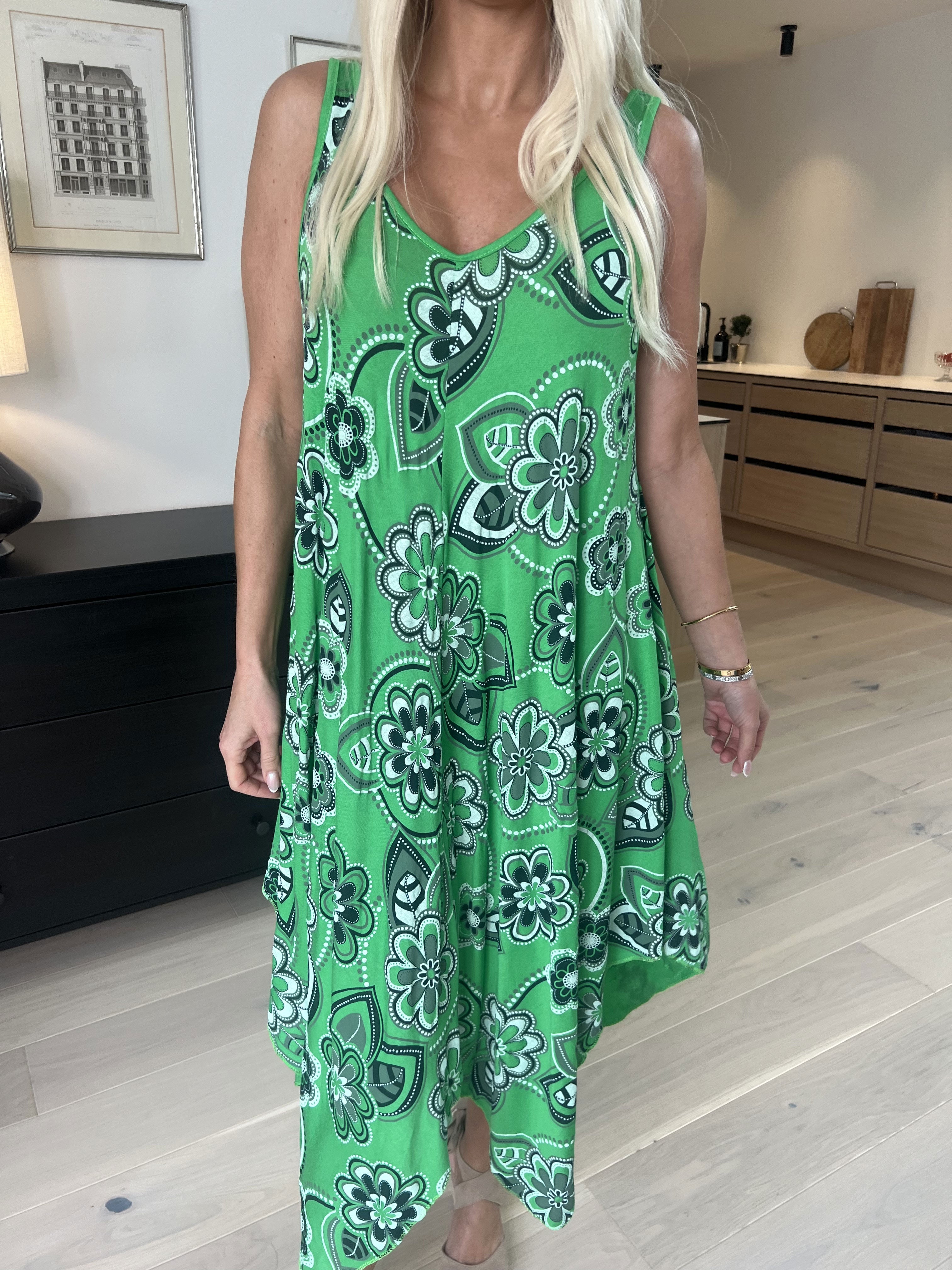 Veronica Flower - Sommerkjole med blomsterprint og brede stropper